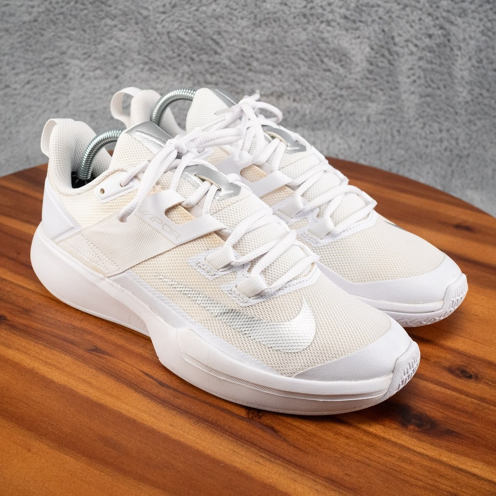 Nike Women's Vapor White/Silver Size 9.5 Tennis Pickleball EUC